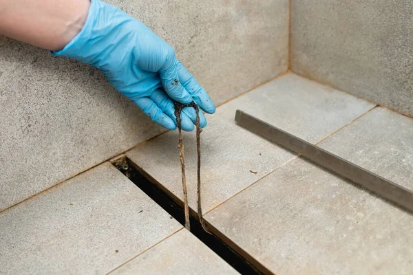 Mano Femenina Guante Azul Sostiene Sello Silicona Roto Desagüe Ducha — Foto de Stock