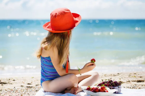 Toeristisch Kind Meisje Eet Aardbei Aan Zee Strand Picknick Gelukkig — Stockfoto