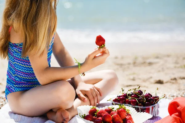 Meisje Eet Zomervruchten Bessen Aardbeien Zoete Kers Aan Zee Rivierstrand — Stockfoto