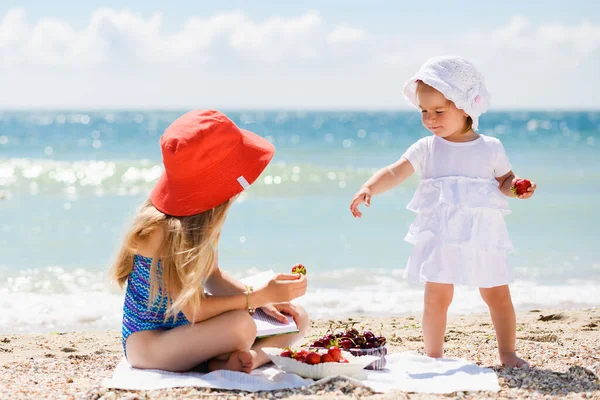 Twee Kleine Meisjes Kinderen Zussen Delen Gezond Eten Aardbei Kers — Stockfoto