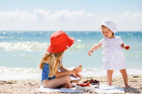 Twee Kinderen Meisjes Zussen Hebben Zee Strand Picknick Eten Fruit — Stockfoto