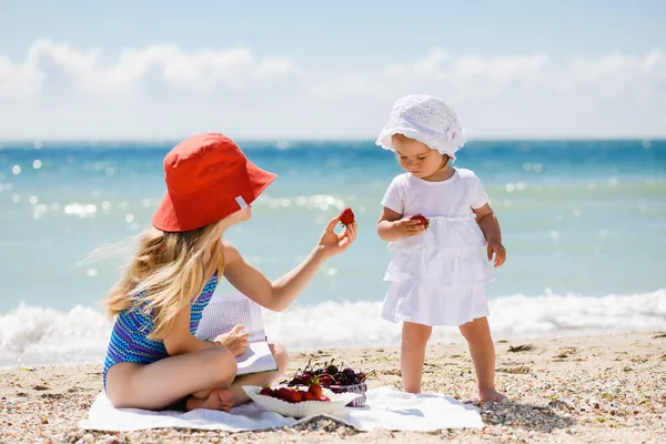 Twee Kleine Meisjes Kinderen Zussen Delen Gezond Eten Aardbei Kers — Stockfoto