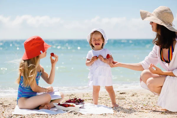 Moeder Twee Meisjes Zussen Kinderen Eten Aardbeien Zee Strand Tijdens — Stockfoto