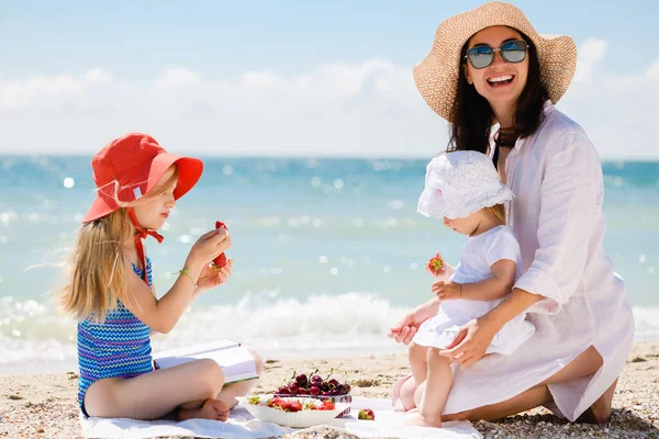 Moeder Twee Kleine Dochters Kinderen Zitten Aan Zee Strand Picknick — Stockfoto