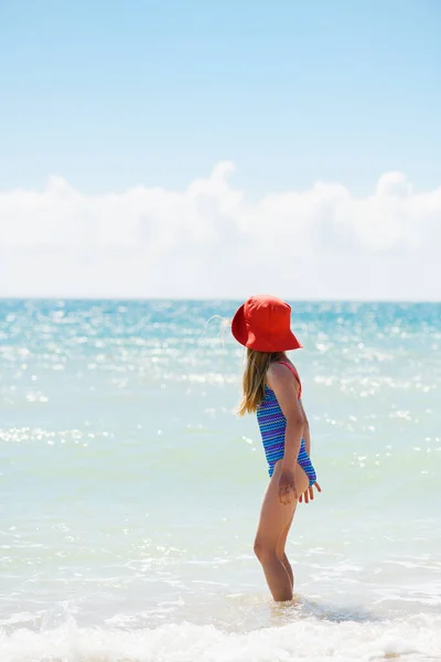 Meisje Kind Verblijf Het Water Badpak Zonnehoed Kijk Terug Prachtige — Stockfoto