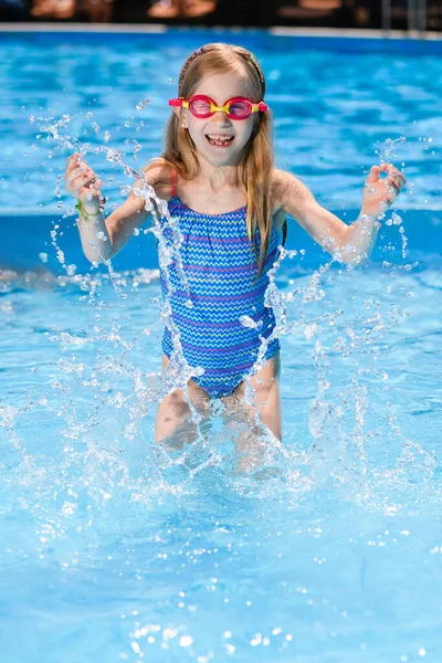 水着やゴーグルの女の子の子供たちは 水のスプラッシュ 幸せな活動的な子供時代の休暇 夏の楽しいゲームでスイミングプールで楽しみを持っています — ストック写真