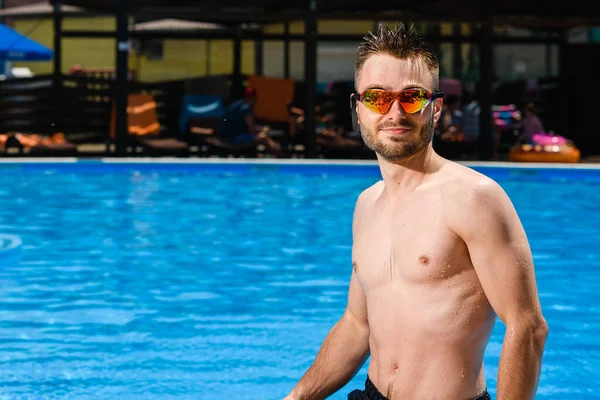 Χαμογελαστός Νεαρός Άνδρας Πορτρέτο Γυαλιά Κολύμβησης Στην Πισίνα Καλοκαιρινές Διακοπές — Φωτογραφία Αρχείου