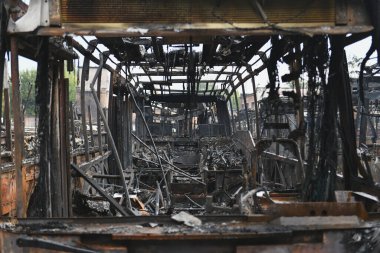 Dnipro, Ukrayna 30 Sep 2022: Rus füze saldırısı gece. Dnipro, Ukrayna 'nın orta kesimindeki bir Rus füze saldırısından sonra yanmış otobüsler bir nakliye şirketinin binasında resmedildi..