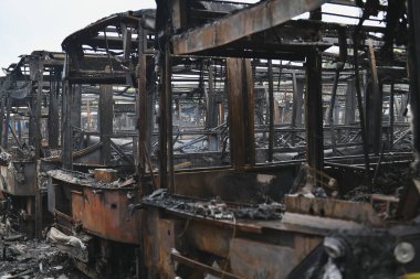 Dnipro, Ukrayna 30 Sep 2022: Rus füze saldırısı gece. Dnipro, Ukrayna 'nın orta kesimindeki bir Rus füze saldırısından sonra yanmış otobüsler bir nakliye şirketinin binasında resmedildi..