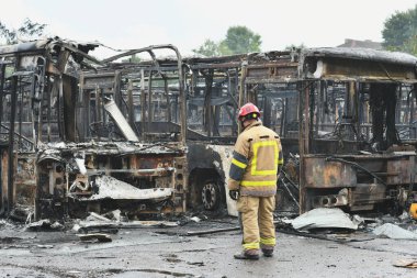 Dnipro, Ukrayna 30 Sep 2022: Rus füze saldırısı gece. Dnipro, Ukrayna 'nın orta kesimindeki bir Rus füze saldırısından sonra yanmış otobüsler bir nakliye şirketinin binasında resmedildi..