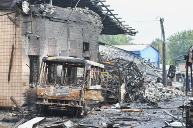 Dnipro, Ukrayna 30 Sep 2022: Rus füze saldırısı gece. Dnipro, Ukrayna 'nın orta kesimindeki bir Rus füze saldırısından sonra yanmış otobüsler bir nakliye şirketinin binasında resmedildi..