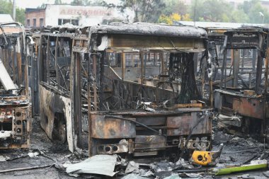 Dnipro, Ukrayna 30 Sep 2022: Rus füze saldırısı gece. Dnipro, Ukrayna 'nın orta kesimindeki bir Rus füze saldırısından sonra yanmış otobüsler bir nakliye şirketinin binasında resmedildi..