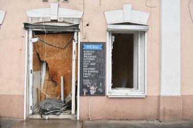 Dnipro, Ukrayna Sep 30, 2022: Şehre atılan roketlerin sonuçları. Şehir merkezine yapılan roket saldırısının ardından yıkım.