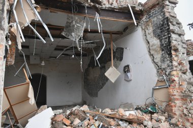 Dnipro, Ukrayna Sep 30, 2022: Şehre atılan roketlerin sonuçları. Şehir merkezine yapılan roket saldırısının ardından yıkım.