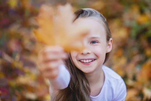 Vacker Liten Flicka Håller Ett Lönnlöv Framför Sig — Stockfoto