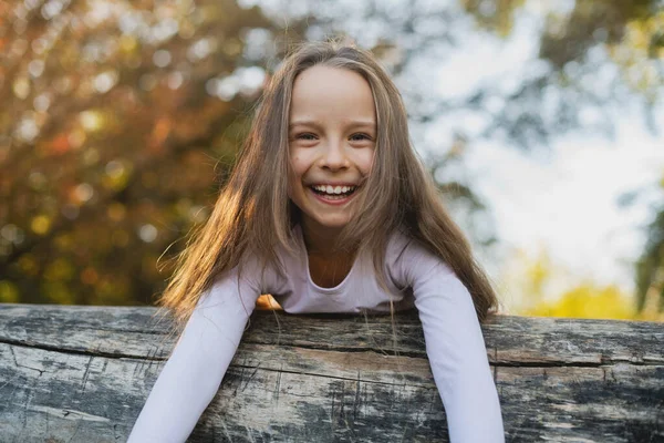 Söt Liten Flicka Ligger Fallen Stock Parken Och Ler Medan — Stockfoto