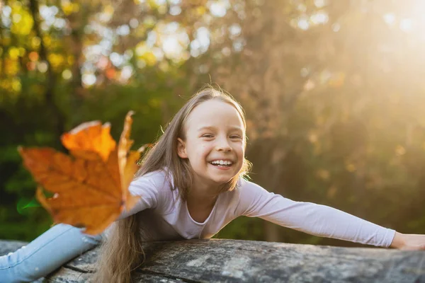 Söt Flicka Ligger Fallen Stock Parken Med Armarna Utspridda Som — Stockfoto