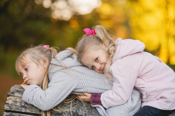 Dwie Słodkie Dziewczynki Leży Upadłej Kłody Parku Uśmiecha Portret Uśmiechniętej — Zdjęcie stockowe