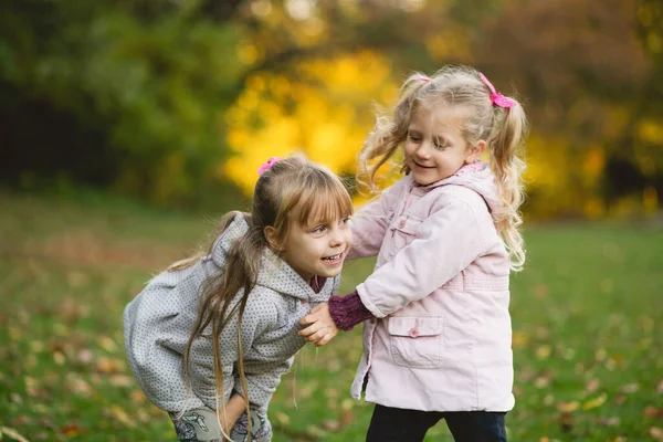 Två Barnflickor Leker Gräsmattan Höstparken — Stockfoto