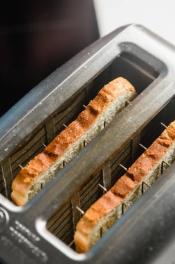 Tost makinesindeki iki dilim ekmeğin yakın çekimi. Üst görünüm.