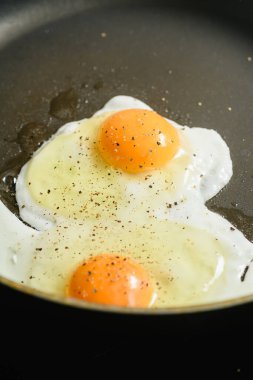 Kızartma tavasındaki yumurta yakın plan görüntüsü.