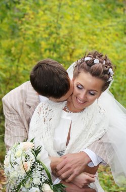 damat gül güzel gelini hugs ve aut boynunu öper