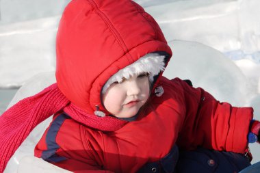 küçük kız sıcak tulum giyen küçük buz çiçek wi adlı oturur