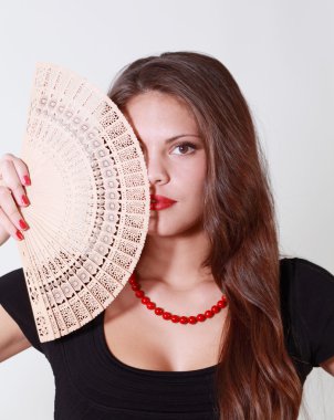 güzel esmer kız kamera ve suratından yarısı bakar