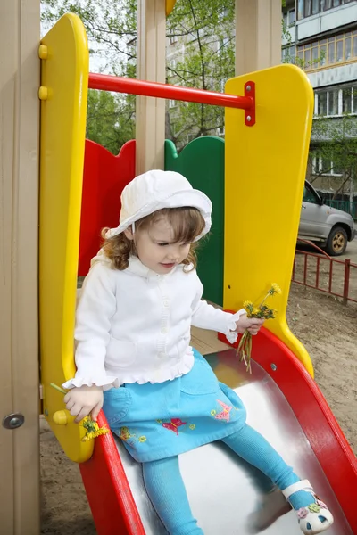 Linda niña con blusa blanca y panama rollos en la diapositiva —  Fotos de Stock