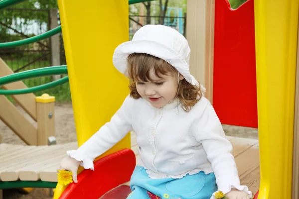 Schattig klein meisje dragen witte blouse en panama bereidt zich voor op ro — Stockfoto