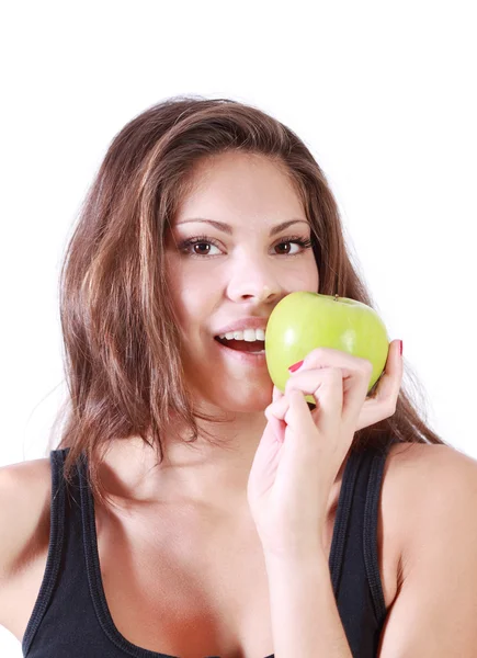 Piękna dziewczyna uśmiechający się gryzie świeże zielone jabłko na białym tle — Zdjęcie stockowe