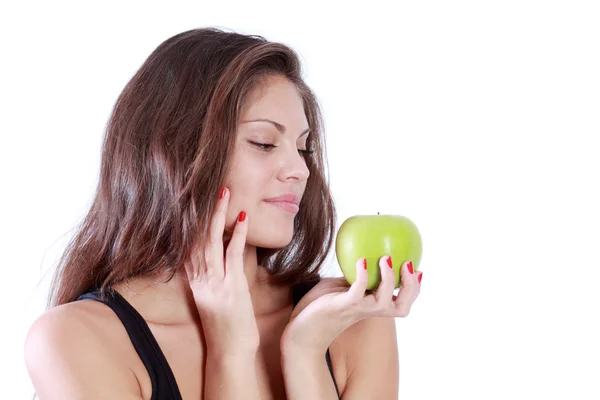 Красивая брюнетка девушка смотреть на зеленое яблоко изолированы на белом ба — стоковое фото