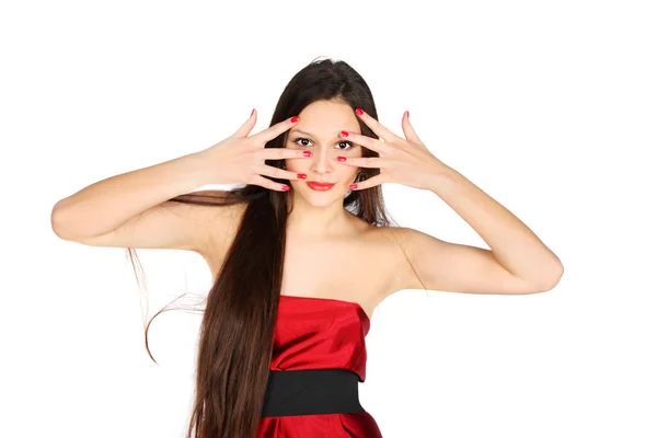 Mooi meisje dragen lange rode jurk ziet er door middel van haar vingers — Stockfoto