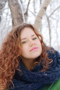 Mavi eşarp kış günü açık smiles park'ın güzel kız