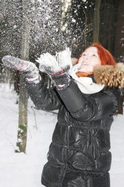 siyah ceketli mutlu kız ormanda kar kadar kış atıyor..