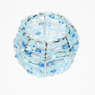 emptyspherical şamdan beyaz zemin üzerine mavi boncuk ile