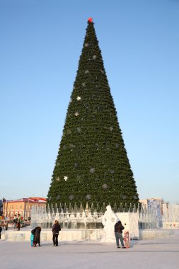 perma - Şubat 17: 17 Şubat tarihinde buz şehirde yılbaşı ağacı,