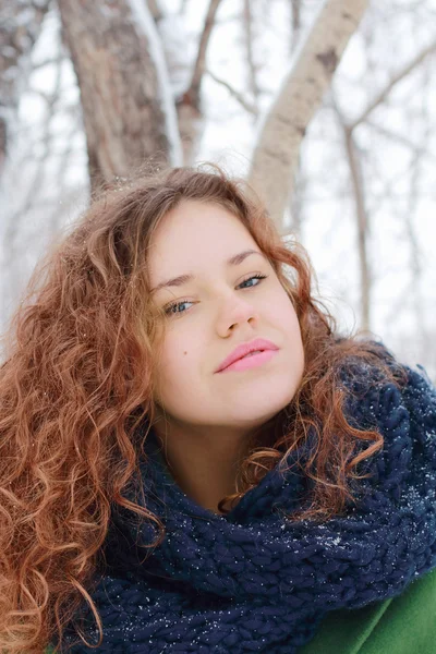 Chica bonita en la bufanda azul sonríe al aire libre en el día de invierno en el parque —  Fotos de Stock
