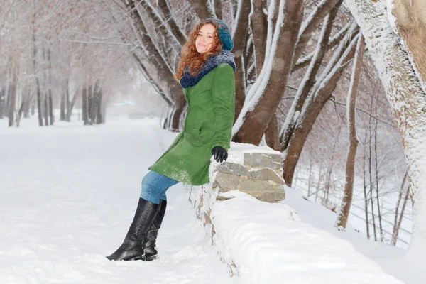 Belle fille en manteau vert pose en plein air à la journée d'hiver dans — Photo