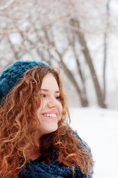 Chica bonita en boina azul sonríe y mira hacia otro lado en el día de invierno en —  Fotos de Stock