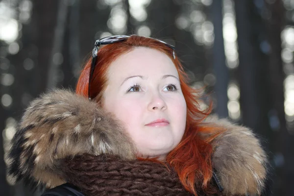 Chica feliz en bufanda mira hacia otro lado en el bosque en invierno . —  Fotos de Stock