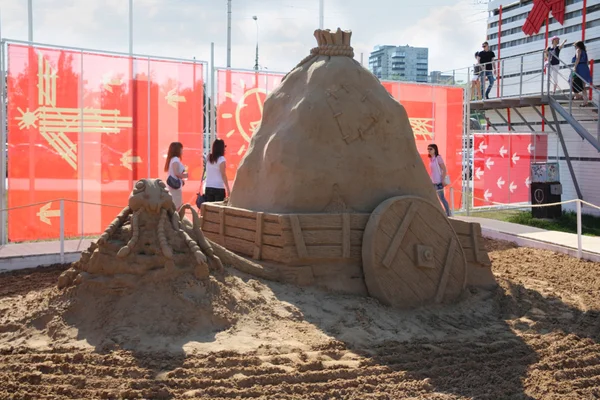 Dauerwelle - 7. Juni: Sandskulptur-Ameise beim Festival Weiße Nächte, am — Stockfoto