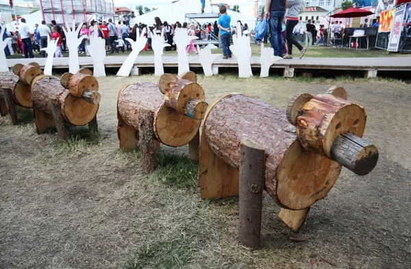 PERM - JUNHO 10: Ursos de madeira no festival Noites Brancas, em 1 de junho — Fotografia de Stock