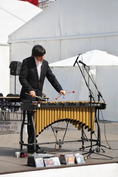 Perm - 10 juni: man speelt xylofoon bij festival witte nachten, op — Stockfoto