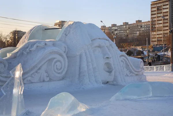 PERM - 17 февраля: Большое лицо на слайде в Ледяном городке, 1 февраля — стоковое фото