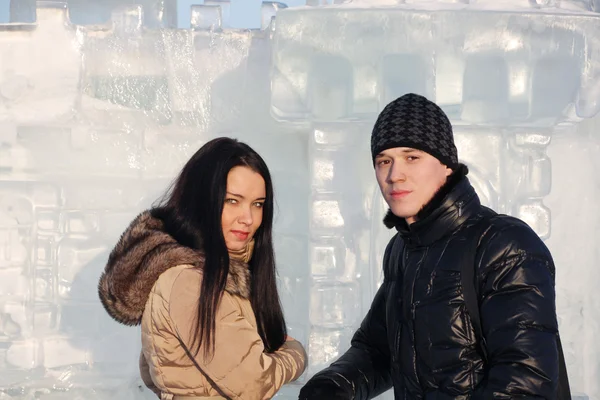 Jeune beau couple debout mur de glace propre à la journée ensoleillée d'hiver . — Photo