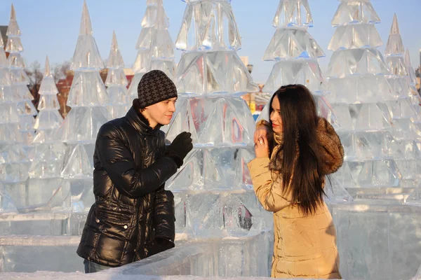 Jeune couple debout près de l'épinette de glace dans la forêt de glace et regardez eac — Photo