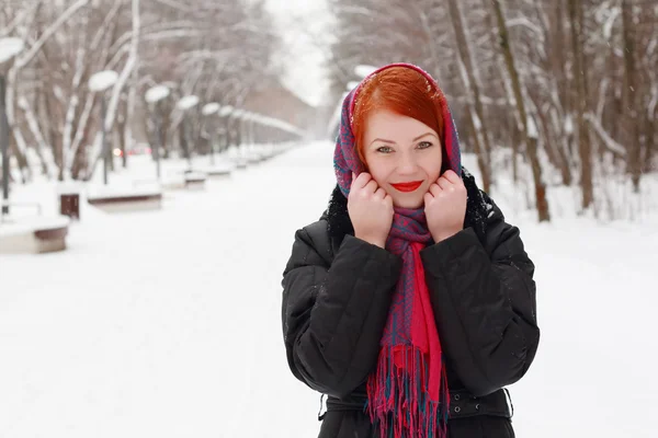 Chica bastante feliz en rojo pañuelo sonríe al aire libre en el día de invierno i —  Fotos de Stock