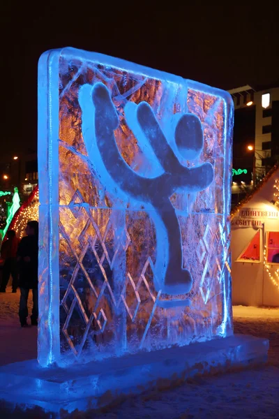 PERM, RUSIA - 11 ENE 2014: Personaje patinador artístico iluminado — Foto de Stock