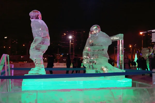 PERM, RUSSIA - 11 GENNAIO 2014: Giocatore di hockey scultura illuminato — Foto Stock